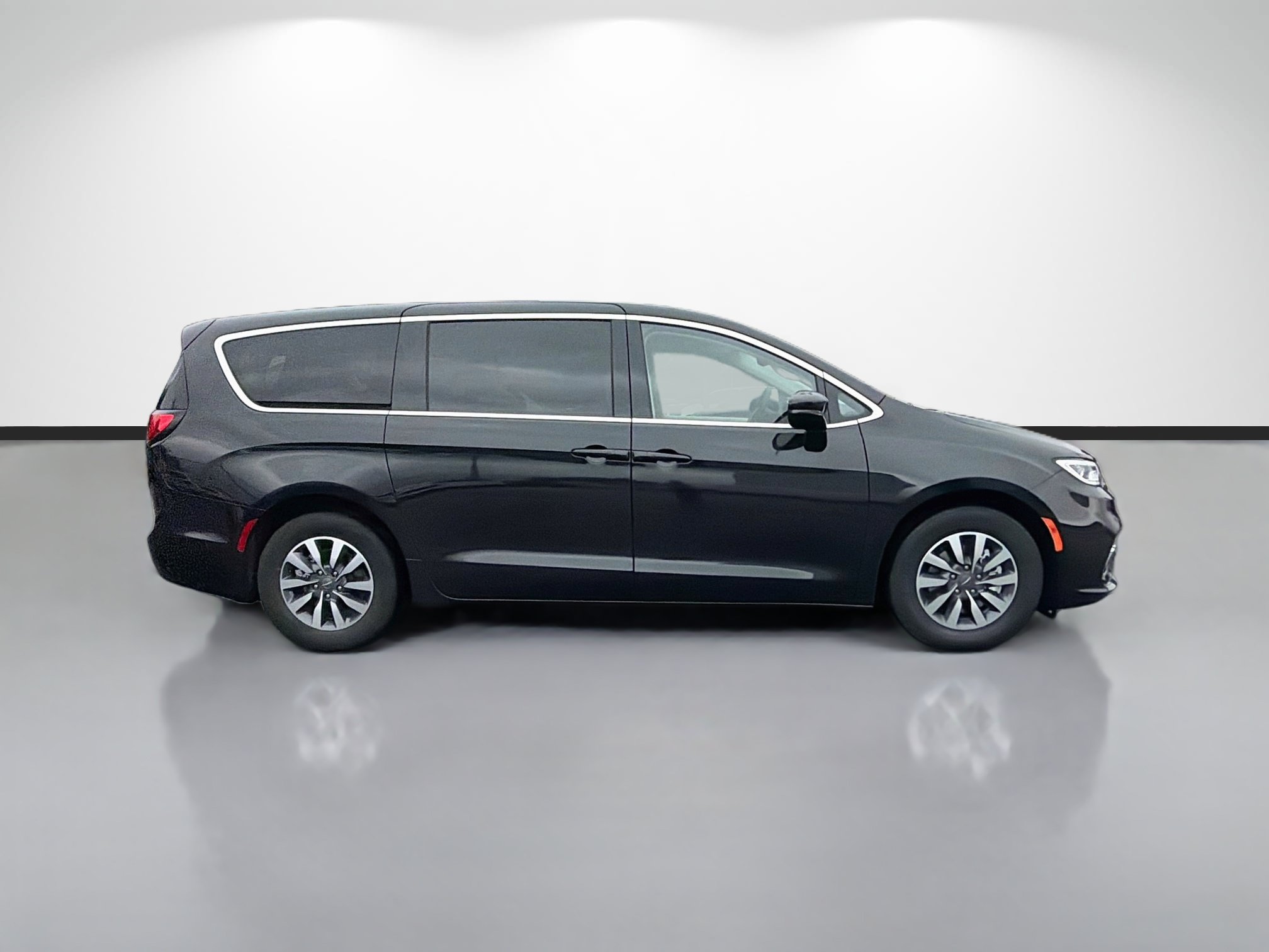 Used 2024 Chrysler Pacifica Limited FWD image 2