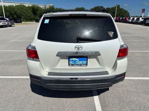 Used 2013 Toyota Highlander Plus FWD image 4