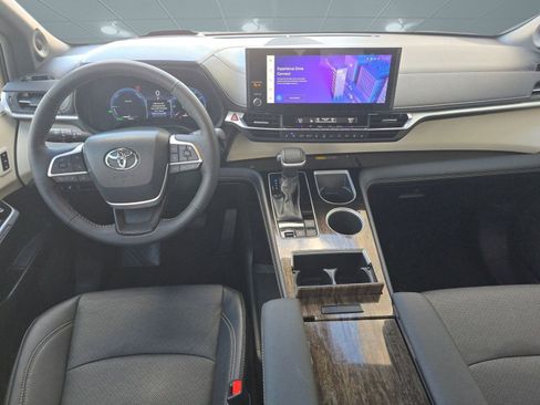 Used 2025 Toyota Sienna Platinum image 13