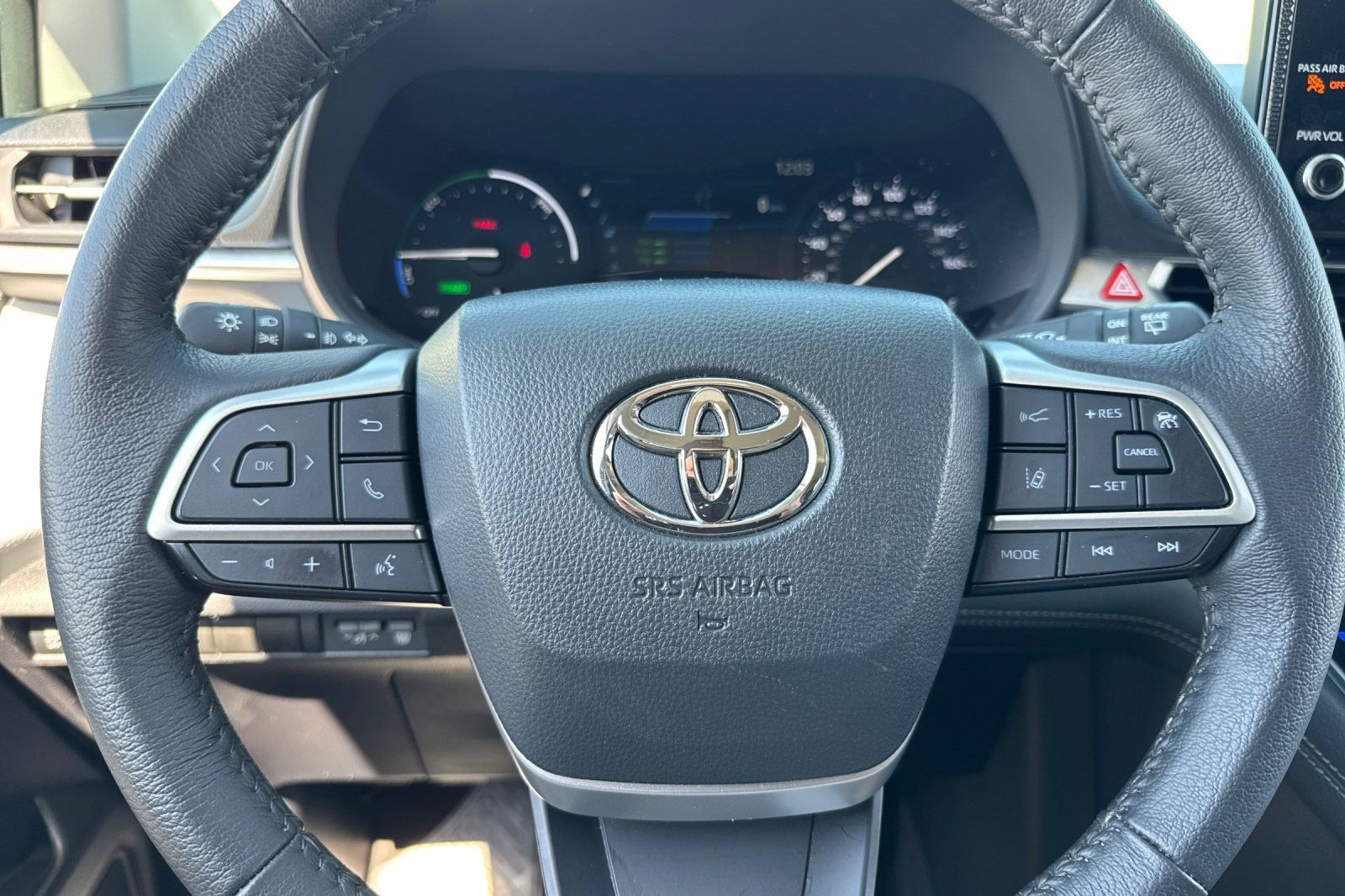 Used 2025 Toyota Sienna XLE FWD image 11