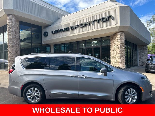 Used 2017 Chrysler Pacifica Touring-L FWD image 9