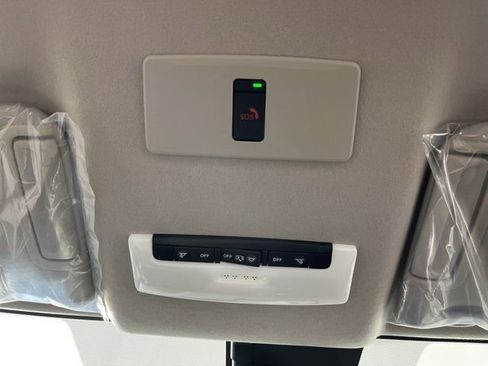 New 2025 Nissan Versa SR w/ Trunk Package image 31