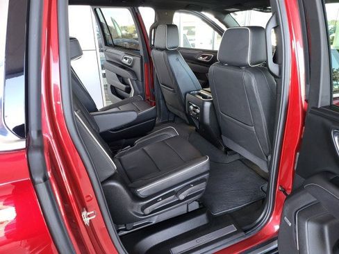 Used 2024 GMC Yukon XL SLT w/ SLT Luxury Package image 19