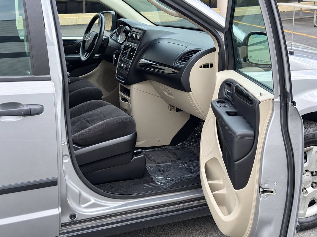 Used 2013 Dodge Grand Caravan American Value Package FWD image 21