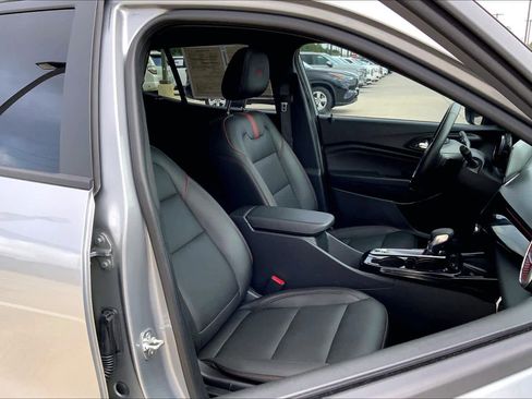 Used 2025 Chevrolet Trax RS w/ Sunroof Package FWD image 9