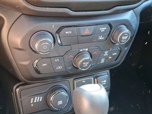 Certified 2022 Jeep Renegade Latitude image 18