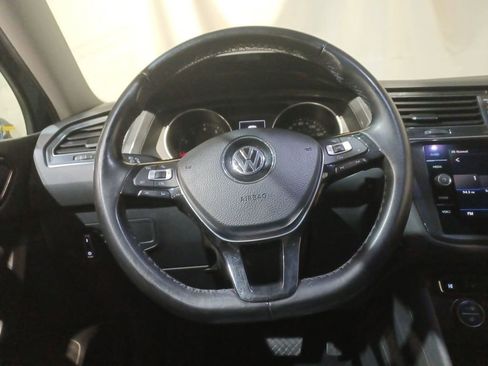 Used 2018 Volkswagen Tiguan SE w/ Panoramic Sunroof Package image 11