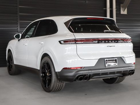 Certified 2024 Porsche Cayenne AWD/4WD image 3