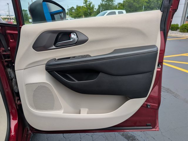 Used 2023 Chrysler Pacifica Touring-L FWD image 13