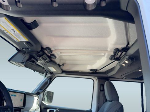 New 2025 Jeep Gladiator Sport image 15