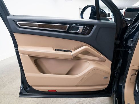 Used 2020 Porsche Cayenne image 17