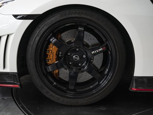 Used 2016 Nissan GT-R NISMO AWD/4WD image 19