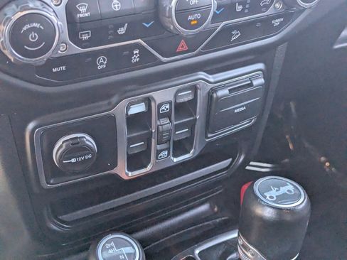 Used 2019 Jeep Wrangler Unlimited Sahara image 24