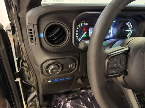 Used 2025 Jeep Wrangler Unlimited Rubicon 4xe w/ Safety Group AWD/4WD image 15