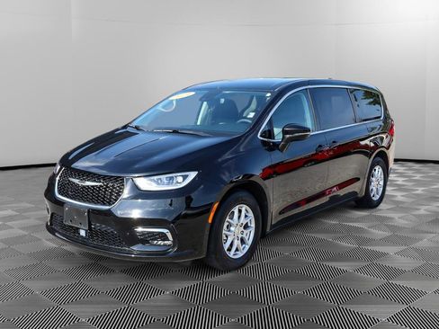 Used 2024 Chrysler Pacifica Touring-L image 2