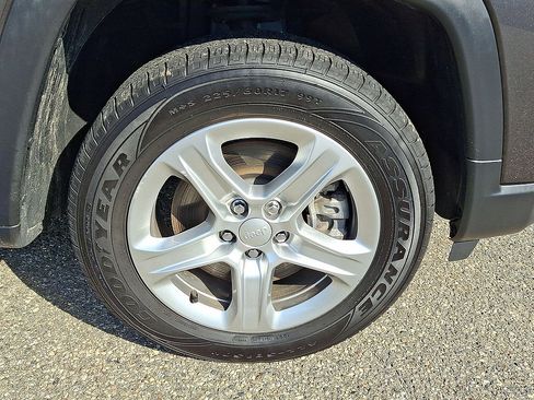 Certified 2023 Jeep Compass Latitude AWD/4WD image 33