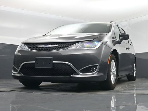 Used 2018 Chrysler Pacifica Touring Plus image 42