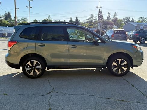 Used 2017 Subaru Forester 2.5i Premium w/ All-Weather Package AWD/4WD image 10