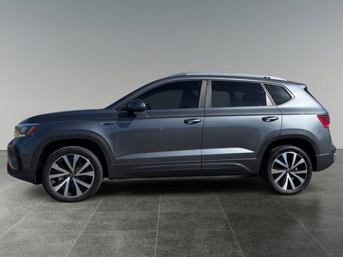Used 2022 Volkswagen Taos SE FWD image 2
