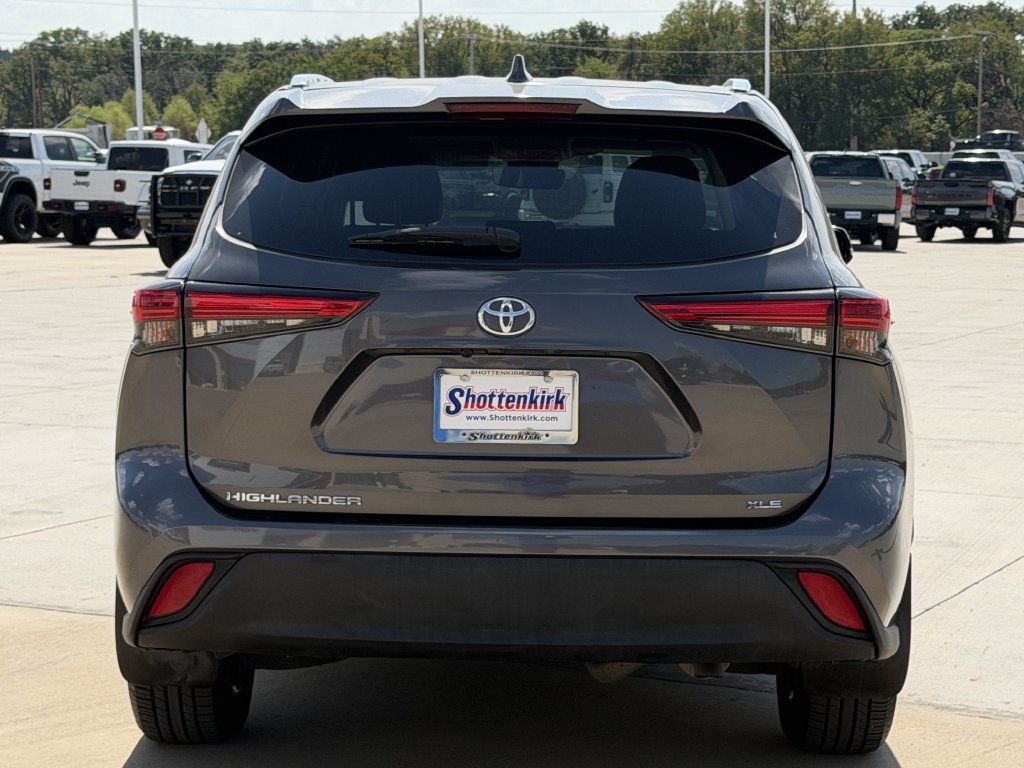 Used 2021 Toyota Highlander XLE FWD image 5