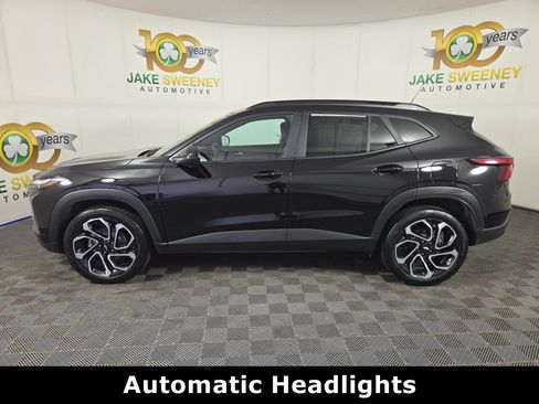 Used 2025 Chevrolet Trax RS w/ Sunroof Package FWD image 4
