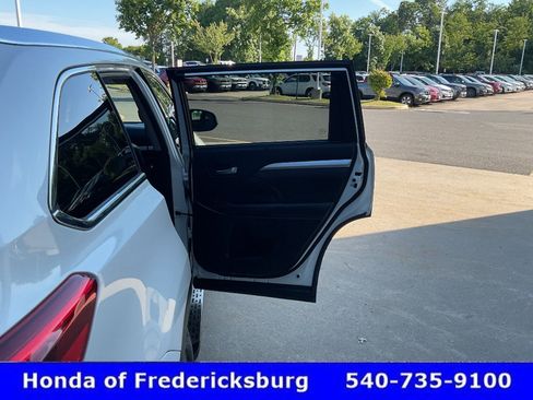 Used 2018 Toyota Highlander XLE AWD/4WD image 18