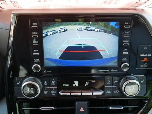 Used 2022 Toyota Highlander XLE AWD/4WD image 27