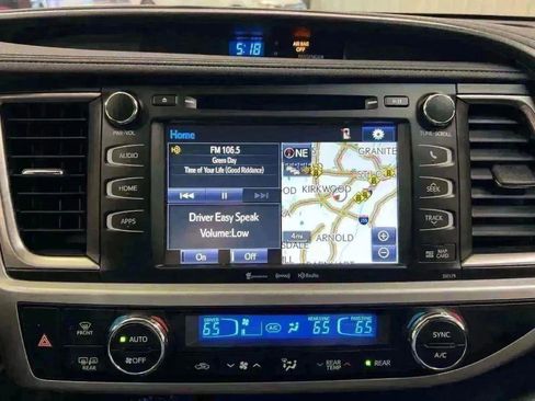 Used 2018 Toyota Highlander SE image 19