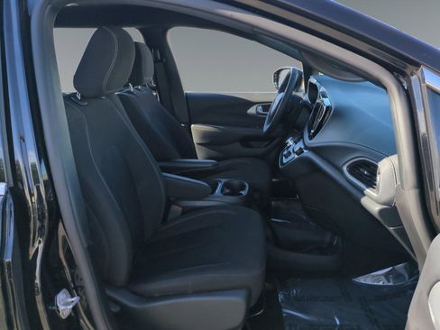 Used 2024 Chrysler Pacifica Touring image 15