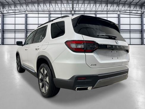 New 2026 Honda Pilot Touring image 3