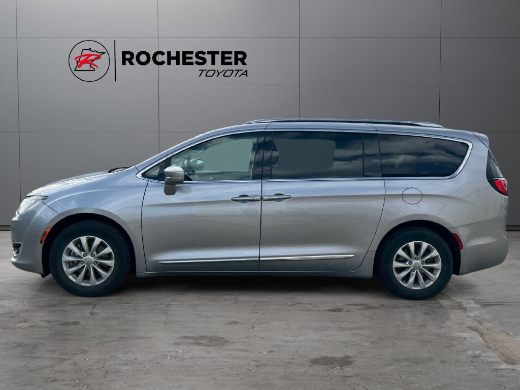 Used 2019 Chrysler Pacifica Touring-L FWD image 2