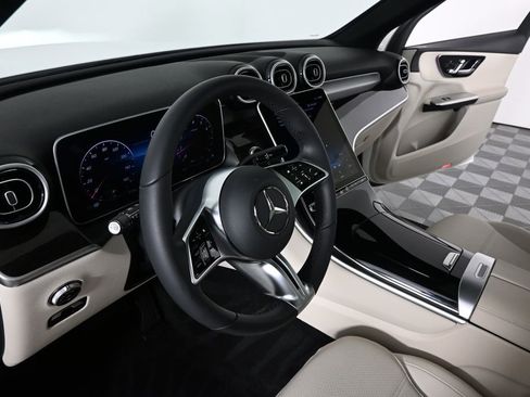 Used 2025 Mercedes-Benz GLC 300 image 6