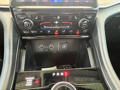 Used 2024 Jeep Grand Cherokee Limited w/ Black Appearance Package AWD/4WD image 13