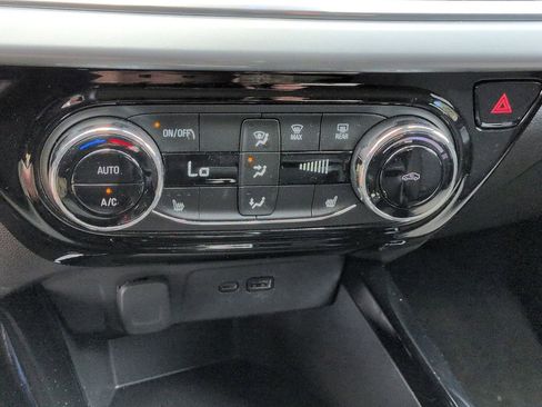 Used 2024 Chevrolet Trax LT w/ Driver Confidence Package FWD image 18