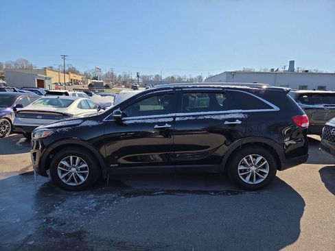Used 2017 Kia Sorento LX w/ LX Convenience Package image 5