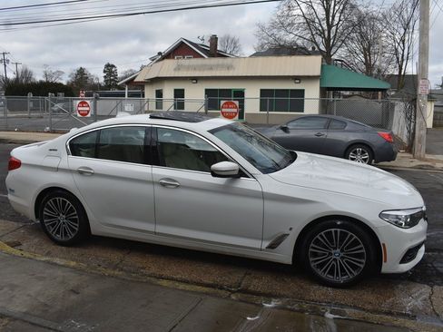 Used 2018 BMW 530e xDrive w/ Premium Package 2 image 5