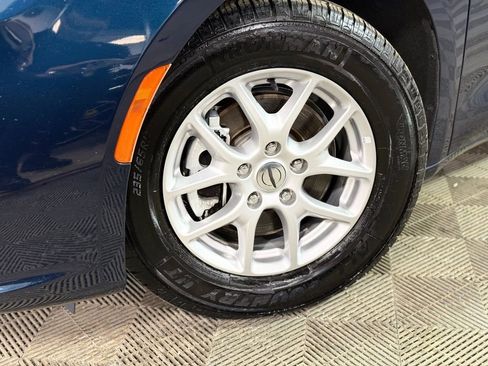 Used 2023 Chrysler Pacifica Touring-L FWD image 2