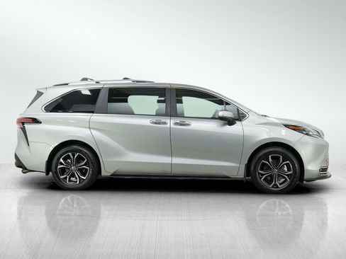 Used 2025 Toyota Sienna Platinum AWD/4WD image 8