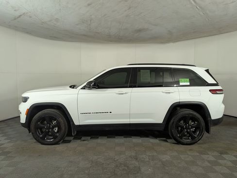 Certified 2024 Jeep Grand Cherokee Altitude image 3