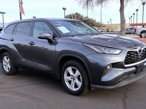 Used 2024 Toyota Highlander LE image 9