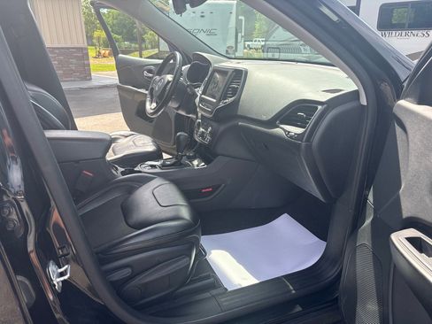 Used 2019 Jeep Cherokee Trailhawk w/ Cold Weather Group AWD/4WD image 11