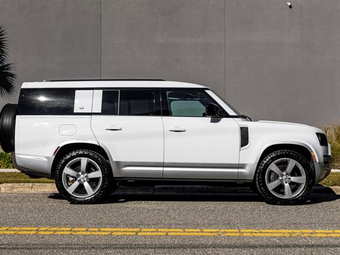 Used 2023 Land Rover Defender 130 SE image 9