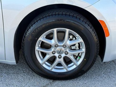 Used 2024 Chrysler Voyager LX image 7