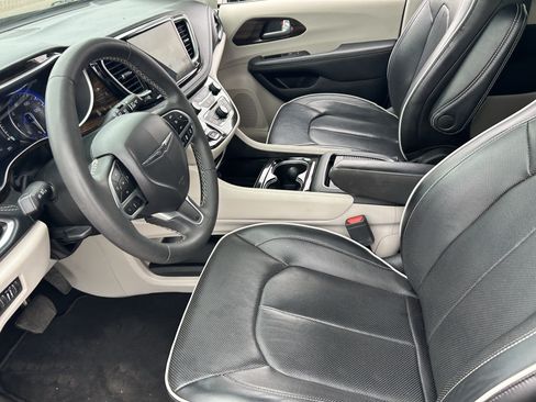 Used 2024 Chrysler Pacifica Limited FWD image 22
