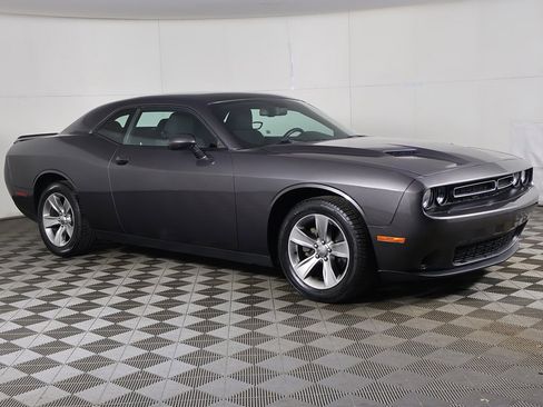 Used 2019 Dodge Challenger SXT image 2