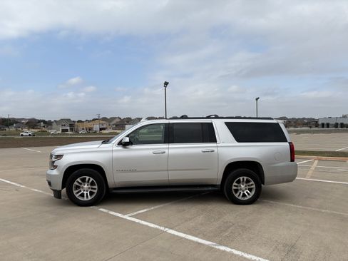 Used 2018 Chevrolet Suburban LT image 2