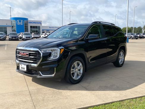 Used 2024 GMC Terrain SLE w/ Driver Convenience Package FWD image 3