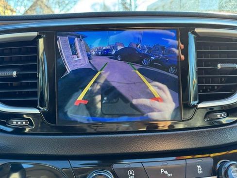 Used 2017 Chrysler Pacifica Touring-L image 17