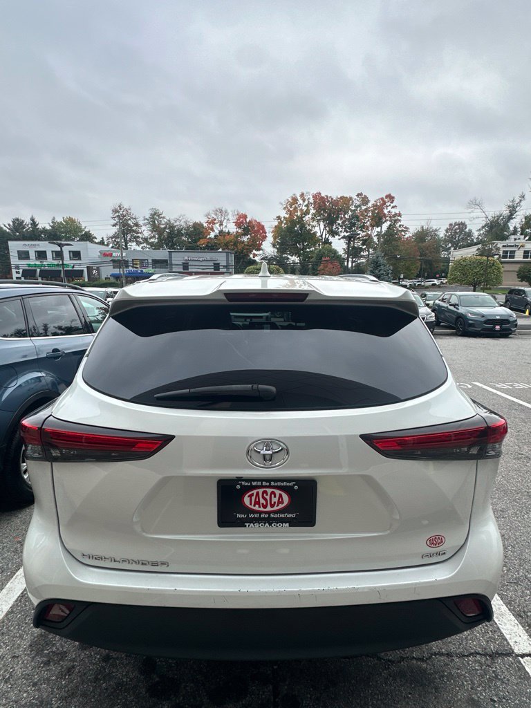Used 2021 Toyota Highlander XLE AWD/4WD image 5