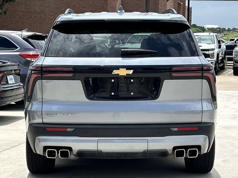 Used 2025 Chevrolet Traverse LT FWD image 5